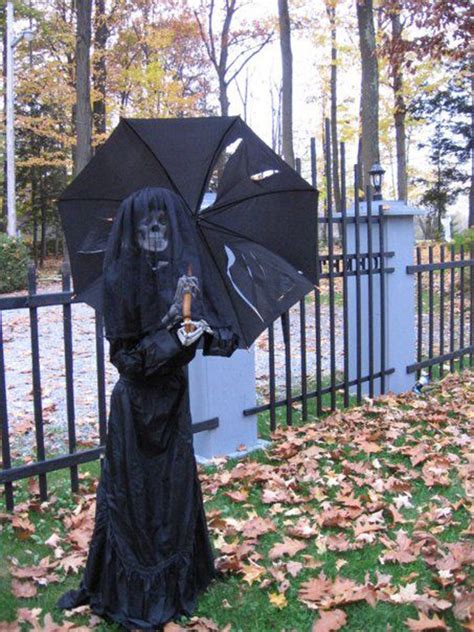Then repurpose your pumpkins in the garden. 25 Freaky And Creepy Halloween Yard Decorations | House ...