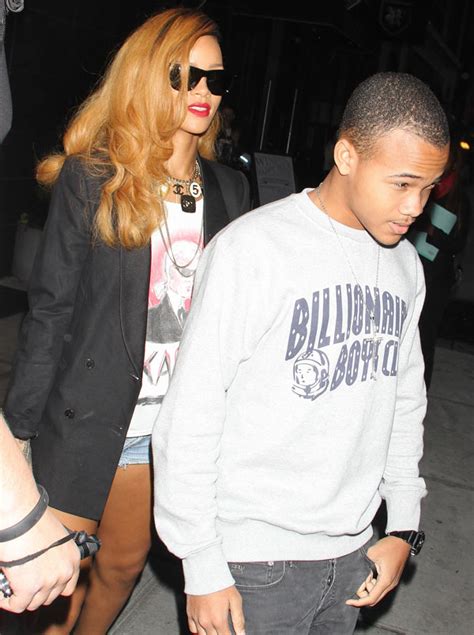 Pic Rihanna And Little Brother Rajad Fenty Shop In Nyc — Avoiding Chris