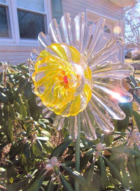 Garden Art Vintage Glass Flower Plateupcycled Glass Art Etsy Glass Garden Flowers Glass