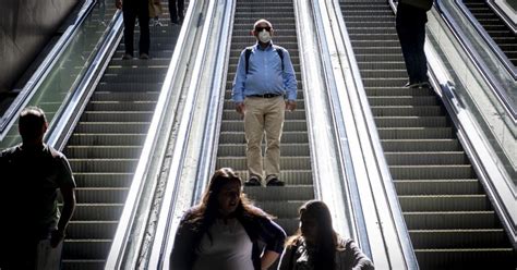 Desde este viernes a las 22:00 horas, las 32 comunas de la provincia de santiago, más seis cercanas, entrarán en régimen de cuarentena total, por lo que las personas que necesiten salir de sus casas. Decretan cuarentena total en Santiago de Chile por coronavirus