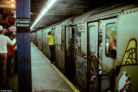 Images Reveal New Yorks Dirty Subway In The 70s And 80s Daily Mail