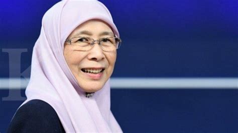 Wan azizah served as a government doctor for 14 years before deciding to focus on volunteer work, when her husband, anwar ibrahim was appointed the deputy prime minister of malaysia in 1993. Profil Wan Azizah Wan Ismail, Wanita Pertama yang Memegang ...