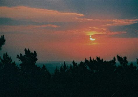 Wenn der mond zwischen sonne und erde hindurch zieht und sein schatten auf die erde fällt, sprechen wir von einer sonnenfinsternis. partielle sonnenfinsternis Foto & Bild | landschaft, natur ...