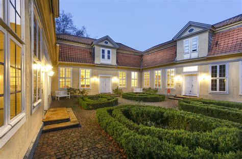 In 38300 wf linden, weiß verputzt mit grauen akzenten und einem tollen grundriss, fenster, haustür. Lessinghaus Wolfenbüttel