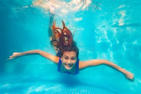Frohe Schwimmen Des Kleinen Mädchens Unter Wasser Im Pool Stockfoto Bild Von Luftblase