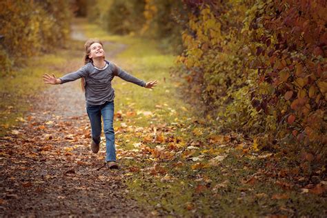 무료 이미지 나무 자연 숲 보행 사람 소녀 햇빛 아침 잎 운영 여자 초상화 가을 어린이 인간의 시즌 이파리 경주 아웃 삼림지 서식지