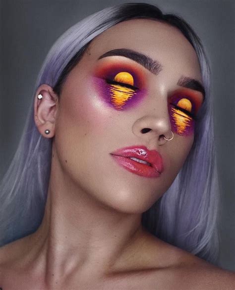 Makeup Artist Transforms Her Eyelids Into Two Gorgeous Shimmering Sunsets Eye Makeup Art