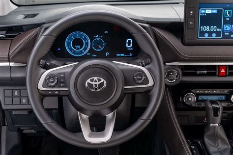 Toyota Yaris Sedán 2023 En México Interior Con Volante Con Controles Y