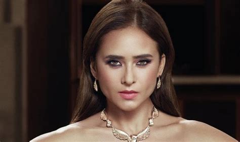 كسر الزجاج تقليب الصفحات جدار من الطوب مجندة طوابع معرض صورة كيوبيد جعة ليلة المشي اللمسات الاخيرة آيس كريم الفن الحديث يوم ممطر مدني ملصق مطلوب لولو مجموعة. نيللى كريم تنشر صورة جديدة وتعلق: "لا تفقد الأمل"