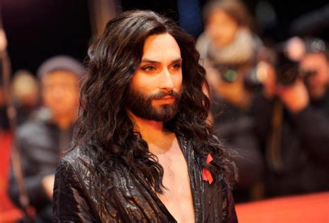 Conchita wurst from wikipedia, the free encyclopedia thomas neuwirth (born 6 november 1988) is an austrian singer, recording artist, and drag queen who is known for his stage persona conchita wurst (also known mononymously as conchita). Conchita Wurst dévoile sa séropositivité