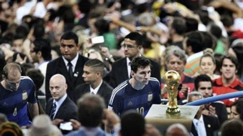 la imagen de messi mirando la copa del mundo la mejor foto de 2014
