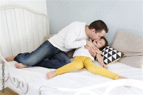 Father Cuddling With Laughing Daughter In Bed Stockfotos Und Lizenzfreie Bilder Auf Fotolia
