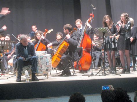 Chiamami ancora amore chiamami sempre amore continua a scrivere la vita tra il silenzio e il tuono difendi questa umanità che è così vera in ogni uomo. Roberto Vecchioni al Certamen Horatianum di Venosa