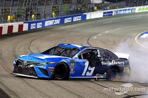 80+ esquemas de pintura em 45 motoristas habilitados. Richmond victory was a personal one for Martin Truex Jr.