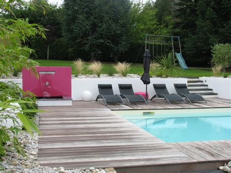 Intégration De Piscine Dans Un Jardin En Pente Contemporain Piscine