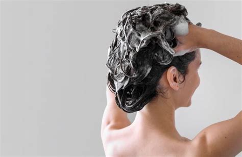 9 Cara Merawat Rambut Keriting Agar Mudah Diatur Gunakan Konditi