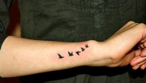 Tatuajes de animes tatuajes de colores tatuajes elegantes tatuajes en el gemelo tatuajes hombre pecho tatuaje indie tatuaje sisters tatuajes adolescentes tatuajes para hombres. 21 ideas de Tatuajes PEQUEÑOS de hombre/mujer (fotos+significado) en 2020 | Tatuajes de pájaro ...