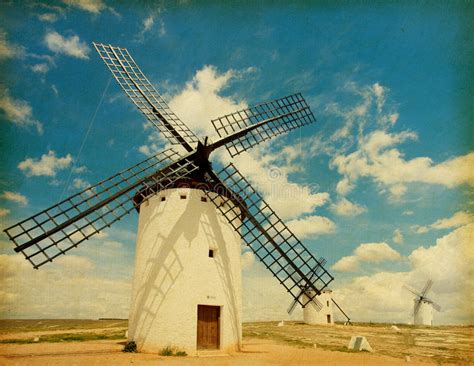 Mulini a vento medioevali. fotografia stock. Immagine di nessuno - 26665526