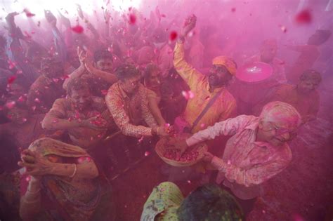 Photos Holi Festival Brings Out The Colors In India Twin Cities