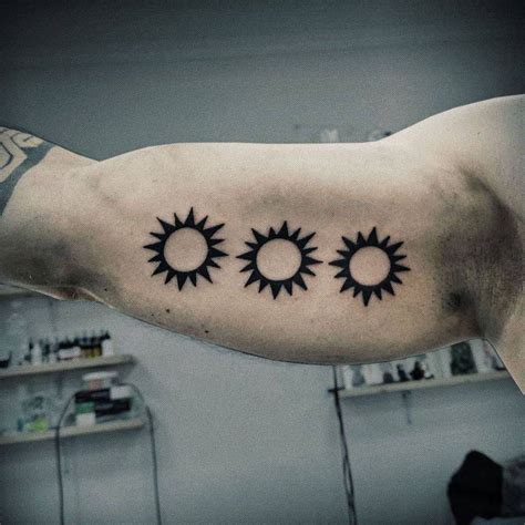 Sun's harmful rays not just tan your skin but also affect the shine of your tattoo. Top 67+ Best Simple Sun Tattoo Ideas - [2021 Inspiration ...