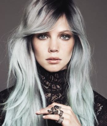 When you're looking to switch up your look, one of the best options is trying a brand new hair colour. Les cheveux gris, la coloration tendance du moment