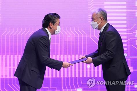 Главная кинодеятеликим джин гук / kim jin kook / 김진국. 은탑산업 훈장 받은 김진국 SK하이닉스 부사장 | 연합뉴스