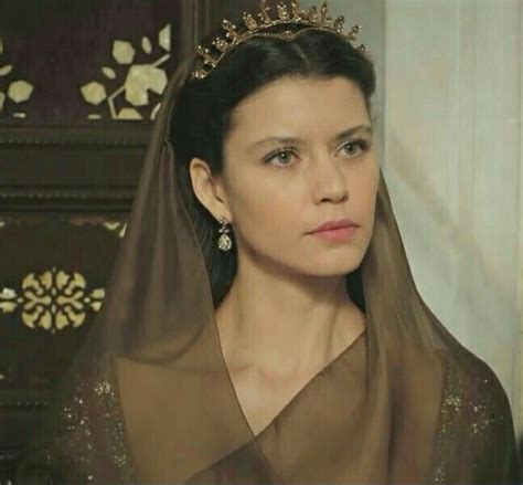 Queen Of Turkey Beren Saat In Kosem Sultan 😍💋 Portraits De Personnages Portraits Personnages