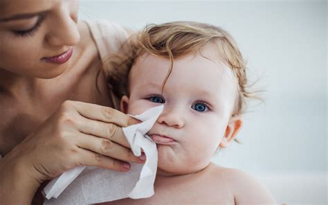 Limpieza del bebé con toallitas húmedas Es conveniente