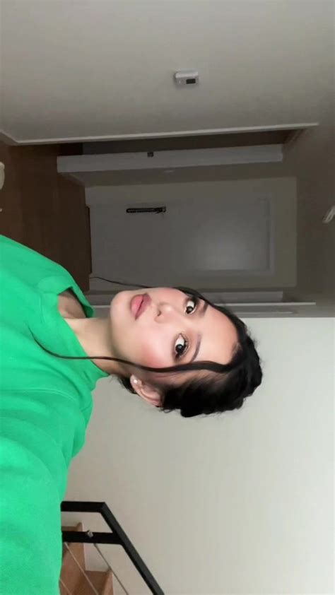 Bella Poarch On Tiktok In 2022 Beauty Animals Scenes Mirror Selfie