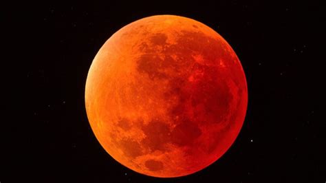 A supermoon and a lunar eclipse are both happening on may 26. Este 26 de mayo no te pierdas el eclipse total de luna de ...