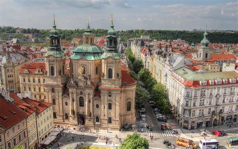 2k 無料ダウンロード 聖ニコラス教会、プラハ、夕方、プラハのパノラマ、プラハのランドマーク、教会、プラハの街並み、チェコ共和国 高画質の