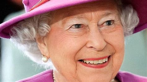 Princesa Anne Auxilia Elizabeth Ii A Realizar Chamada De V Deo