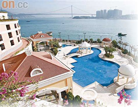 Private housing estate in hong kong (en); 碧堤半島複式相連皆搶手 - 東方日報