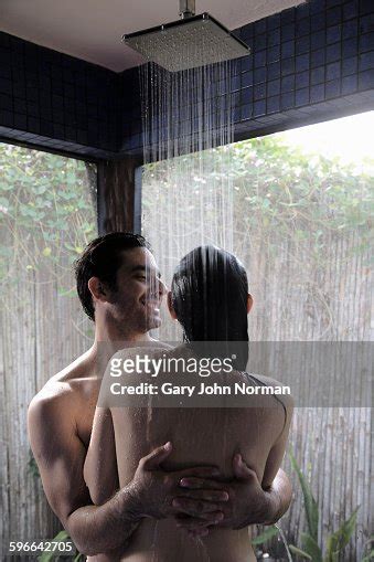 Couple Showering Together In Outdoor Shower Foto De Stock Getty Images