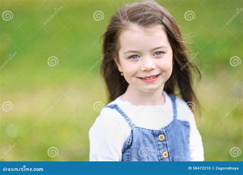 Retrato Da Menina Ao Ar Livre Foto De Stock Imagem De Verde Infância