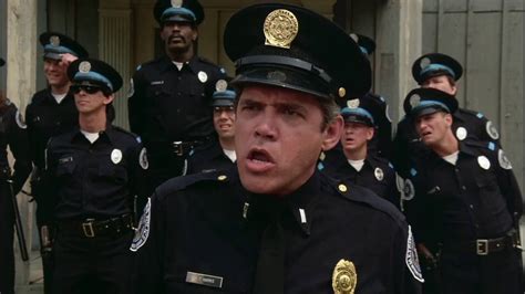The first of its franchise, police academy tells the story of what happens when a desperate city mayor admits anyone who wants to be a cop into the privileged school. Police Academy - Extrait - Venez avec Moi - YouTube