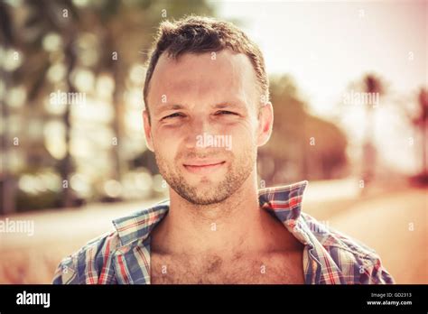 Sonriente Joven Apuesto Hombre Cauc Sico Retrato Al Aire Libre En D As Soleados Vintage La