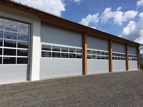 Deswegen gibt es viele unterschiedliche garagenmodelle auf dem mark. Sektionaltor für Garagen im Privatbereich bei RMS Tore GmbH