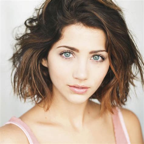 Emily Rudd With Images Hair Styles Short Brown Hair Short Hair Styles