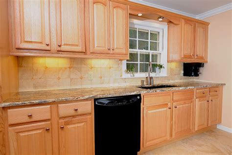 Learn how to paint over oak kitchen cabinets with laminate ends using these expert tips. Kitchen Paint Colors with Light Oak Cabinets Ideas Design ...