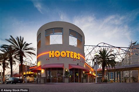 Waitress Reveals What Its Really Like Working At Hooters Daily Mail Online