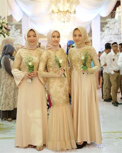 Baju gaun pesta brokat terbaru. Model Baju Kondangan Warna Gold / 6 Tren Model Gaun Pesta Untuk Muslimah 2020 / Tulle dress gold ...
