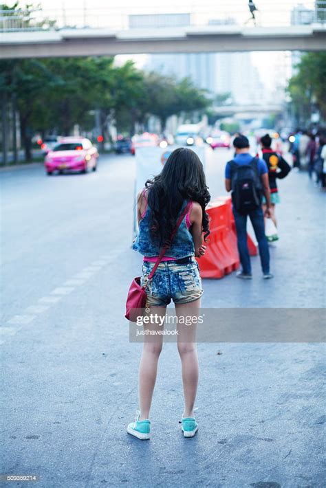 Thaï Fille Dattente Pour Les Taxis Photo Getty Images