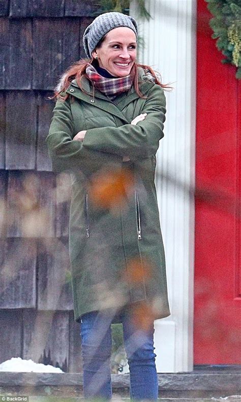 Julia Roberts Dons Knitted Hat And Winter Coat For Filming Daily Mail