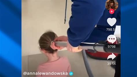 Robert Lewandowski Usa Método Poco Convencional Para Peinar A Su Hija