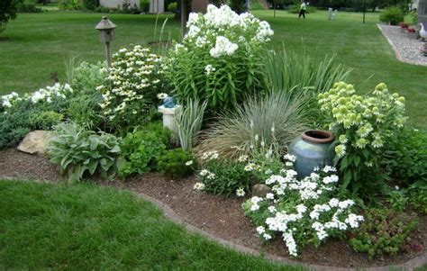 25 Beautiful Green And White Garden Ideas That You Need To Rebuild