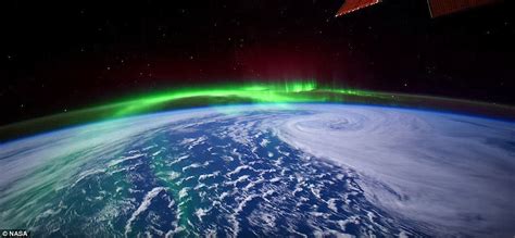 Nasa Astronaut Captures Aurora Picture From Space Daily Mail Online