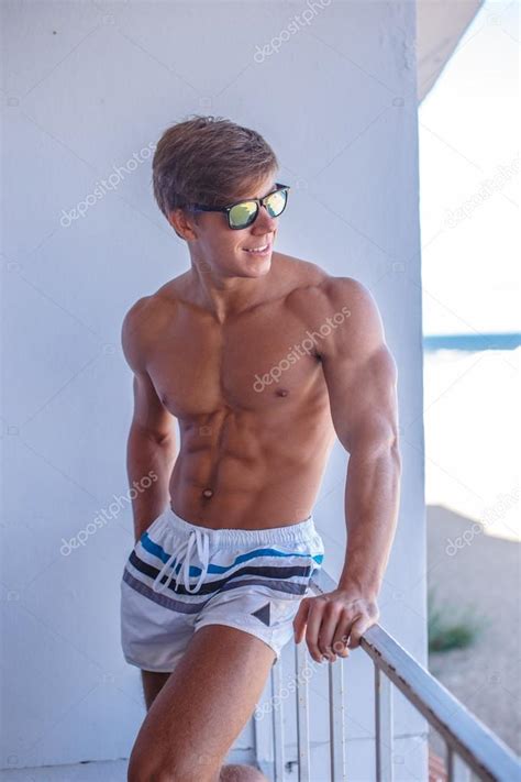 Мускулистый модель парень в плавках: стоковая фотография © fxquadro ...
