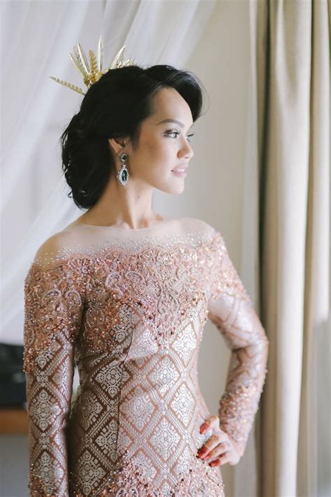 Sebelumnya, baju pengantin tradisionaltidal memakai tiara. 16 Trend Masa Kini Baju Akad Nikah Kain Songket
