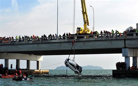 Hari ini, selasa, 16 februari 2021. Mayat dijumpai dalam SUV ditarik dari laut ke Jambatan ...